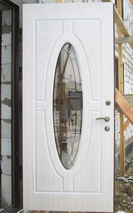 Стальная дверь с ковкой и стеклом