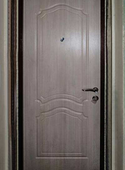 Белая дверь в квартире
