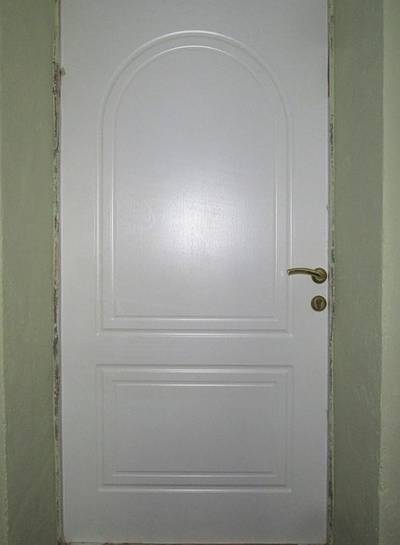 Белая однопольная дверь