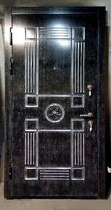 Черная дверь с фрезеровкой