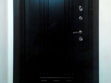 Черная МДФ дверь с фрезеровкой