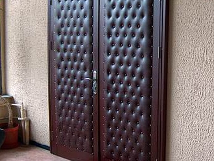 Фото двупольной двери в офисе