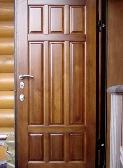 Однопольная филенчатая дверь в доме