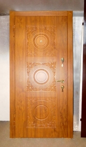 Фрезерованная коричневая дверь снаружи