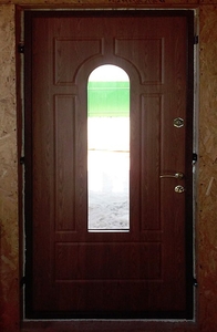 Входная коричневая дверь изнутри