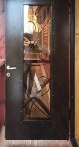 Однопольная дверь с широким стеклом
