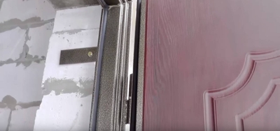 Монтаж металлической двери с тремя контурами уплотнения