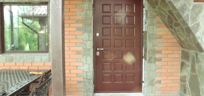 Фото с установки стальных дверей в частном коттедже