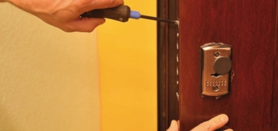 Как подобрать и поменять личинку замка входной двери